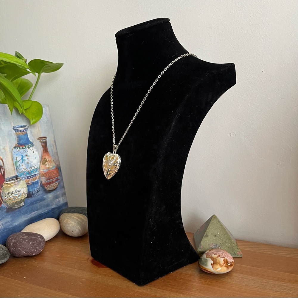 Puffy heart shape filigree silver tone necklace glow in dark - jewelry - Picture 6 of 11